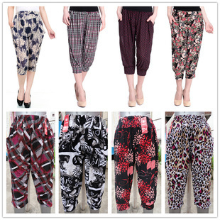 批發(fā)采購中老年女裝-夏季服裝批發(fā)中老年冰絲七分燈籠褲外貿庫存廠家直銷地攤趕集貨源.